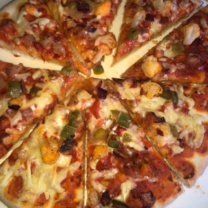 review photo of Plant Menu Stonebaked Spicy Cauliflower Pizza shared by @catscanfly on 28 May 2020 - review