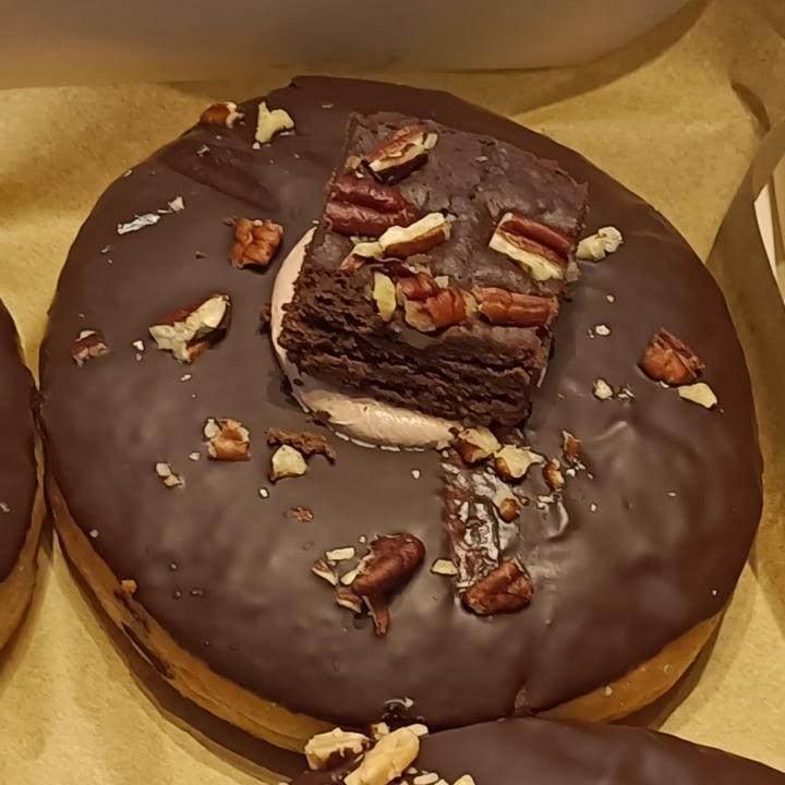 photo of VegAmazing Doughnuts Donut de chocolate con brownie shared by @grumpyvegan on  20 Feb 2022 - review