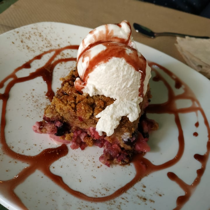 photo of La Libélula Vegan Café Crumble with ice cream shared by @ornitorrincavegana on  30 Dec 2021 - review