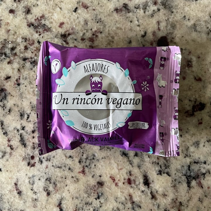 photo of Un Rincón Vegano Alfajor Black Vainilla shared by @belenbetbede on  19 Jan 2022 - review