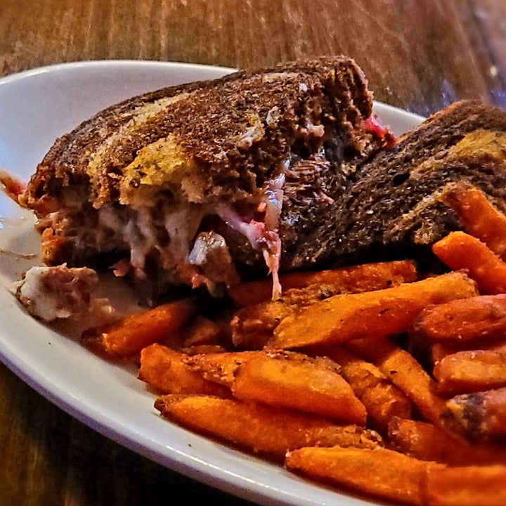 photo of Lucky's Marinated Jackfruit Reuben shared by @agreene428 on  26 Aug 2021 - review