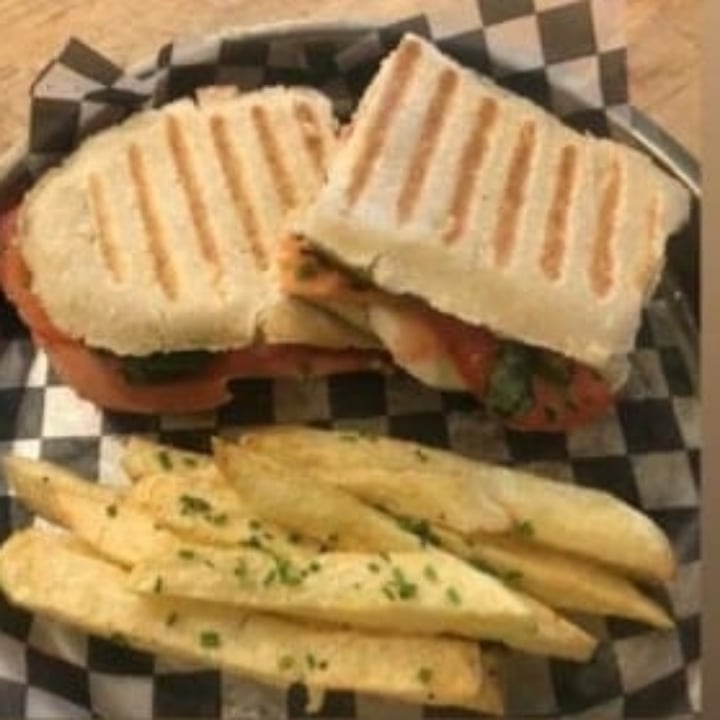review photo of Happy Manatee Panini jamón veg, dambo veg, tomate, albahaca y orégano en pan de masa madre ciabatta shared by @antonelia on 04 Oct 2021 - review