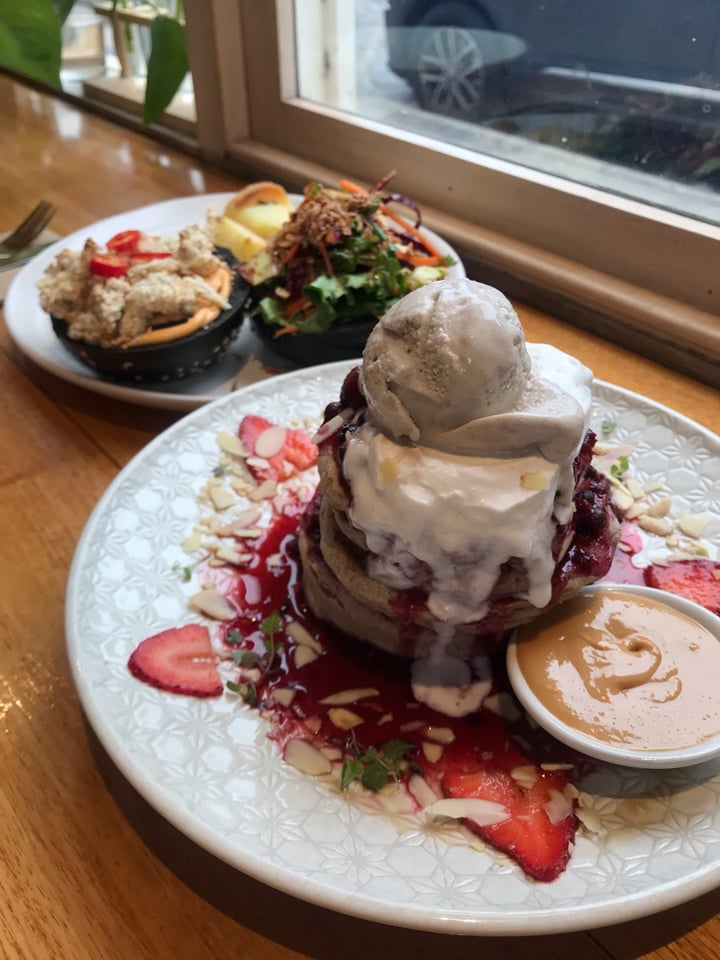 review photo of Serotonin Eatery Carma Burger shared by @nini on 31 Aug 2019 - review