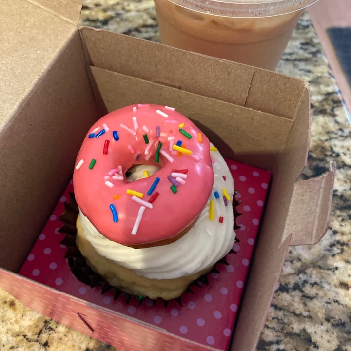 review photo of Smallcakes Cupcakery & Creamery Vegan cupcake shared by @neonspacebanana on 03 Sep 2021 - review