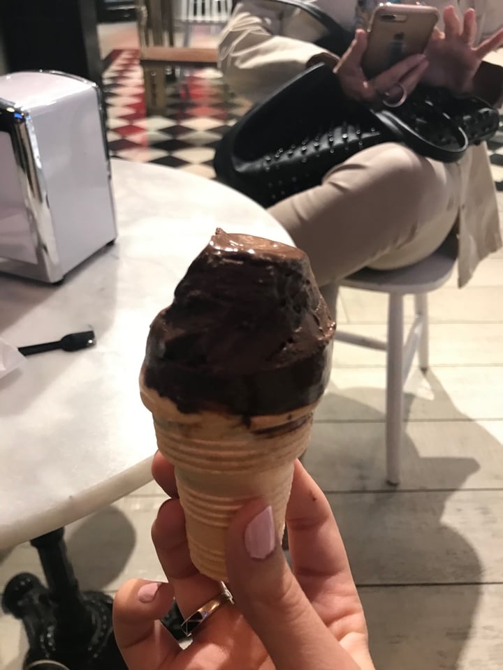 review photo of Lucciano´s Palermo Soho Helado De Chocolate Dark Y Mandarina Al Agua shared by @azuldelascasas on 23 Dec 2019 - review