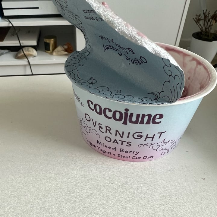 photo of cocojune overnight oats mixed berry shared by @jessycadasilveira on  02 Jun 2022 - review