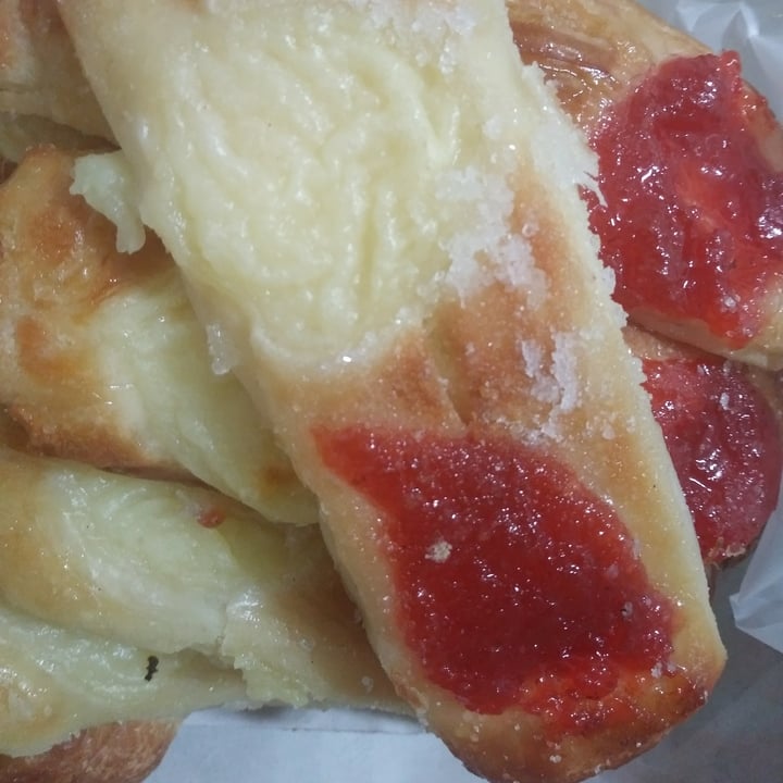 photo of Panaderia Sweet Facturas Con Crema Pastelera Y Membrillo shared by @brendaflowers on  11 Jun 2020 - review