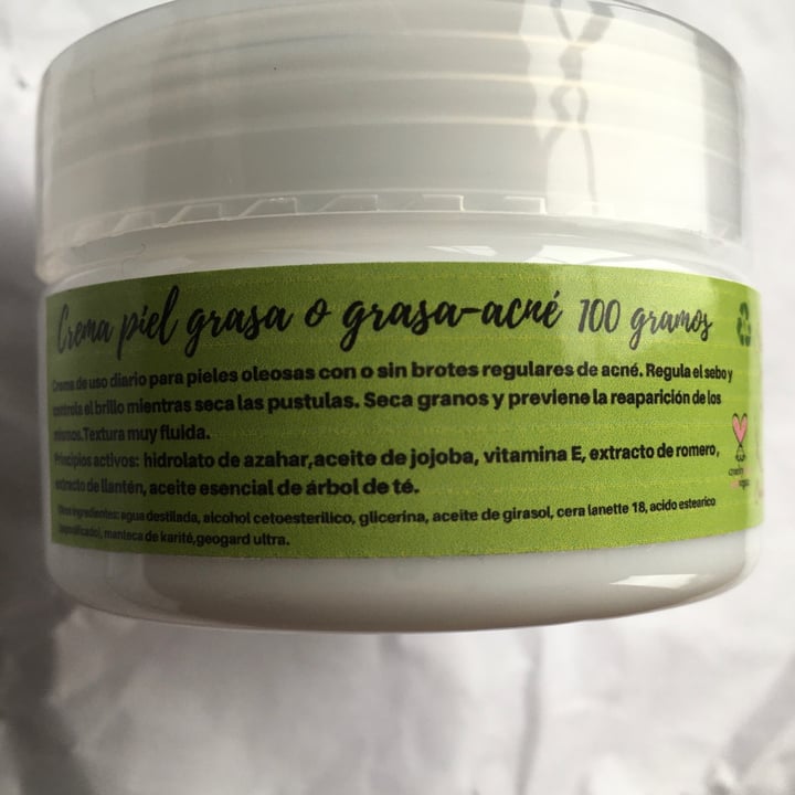 review photo of Sukha cosmética Crema Piel Grasa shared by @lacatface on 25 Sep 2020 - review