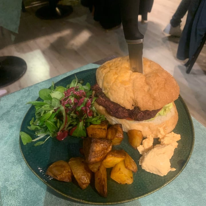 review photo of Restaurant Be free 100% Gluten free Veg Burger dello chef, pane artigianale,avocado, crema di patate, cipolle caramellate, crema carote e zenzero, funghi, basilico, insalata e patate al forno shared by @martimem on 25 Sep 2022 - review