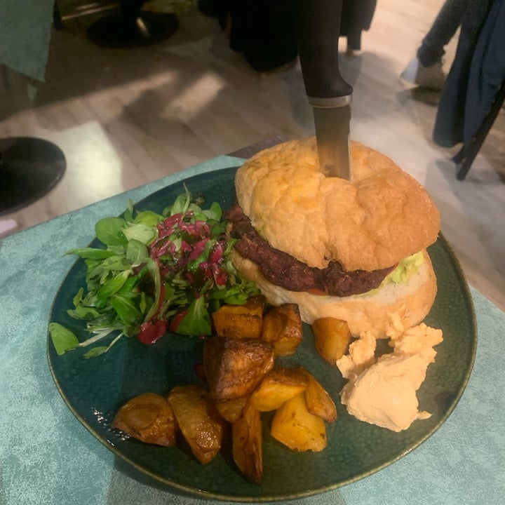 photo of Restaurant Be free 100% Gluten free Veg Burger dello chef, pane artigianale,avocado, crema di patate, cipolle caramellate, crema carote e zenzero, funghi, basilico, insalata e patate al forno shared by @martimem on  25 Sep 2022 - review