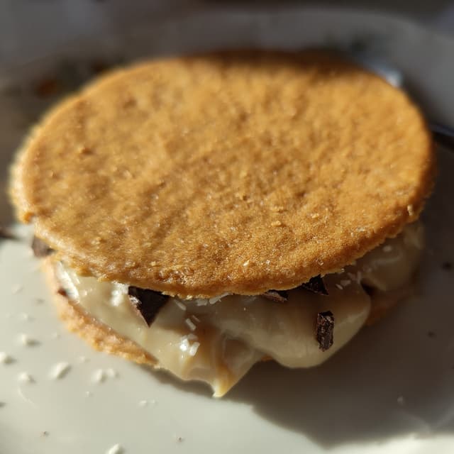 菜肴“Crostata Con Crema Al Caffè, Cioccolato E Cocco”的照片
