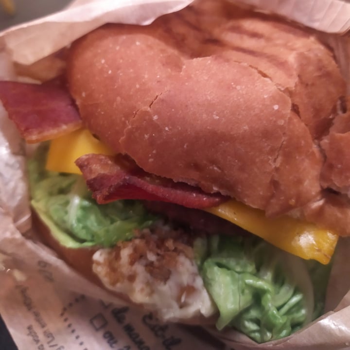 photo of Hank Burger La vie bacon burger shared by @ellenc on  03 Apr 2022 - review