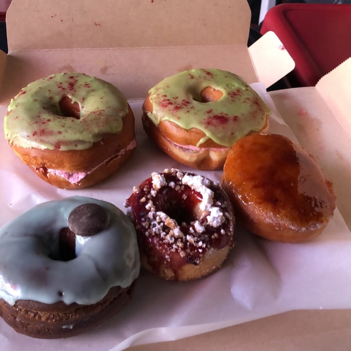 review photo of Donut Corp. Dona de té verde y mousse de frambuesa shared by @alexandraallel on 30 May 2020 - review