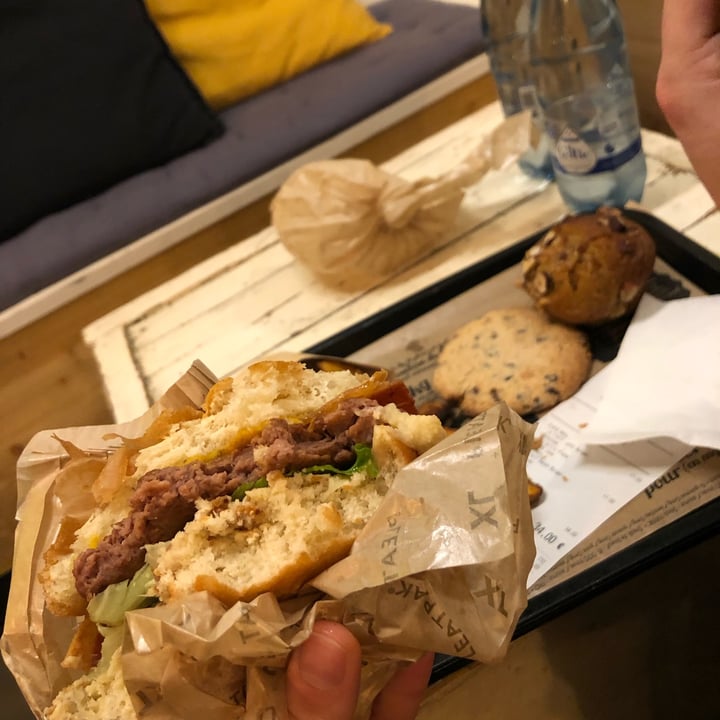 photo of Hank Burger Burger shared by @essemme on  15 Mar 2022 - review