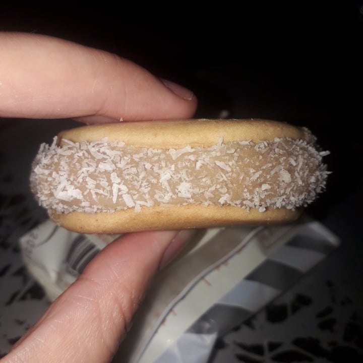 photo of Felices Las Vacas Alfajor Maicena shared by @rochyalmendra on  25 Apr 2021 - review