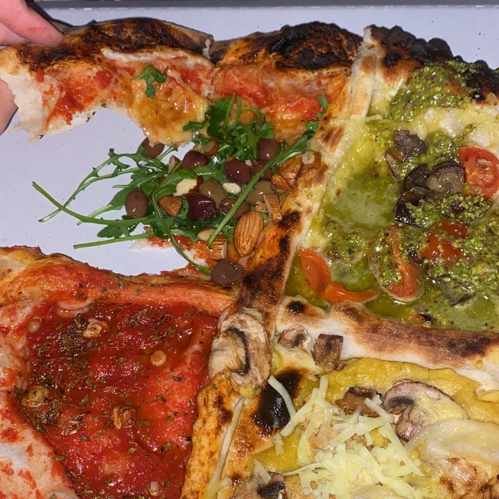 photo of Da Ciccillo Pizza pesto di pistacchio, melanzane fritte, ciliegini e formaggio vegano shared by @matus on  26 Apr 2022 - review