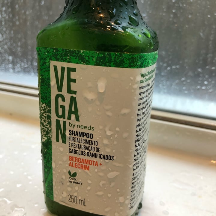 photo of Vegan by Needs Shampoo Bergamota Alecrim shared by @samanthasafra on  06 May 2022 - review