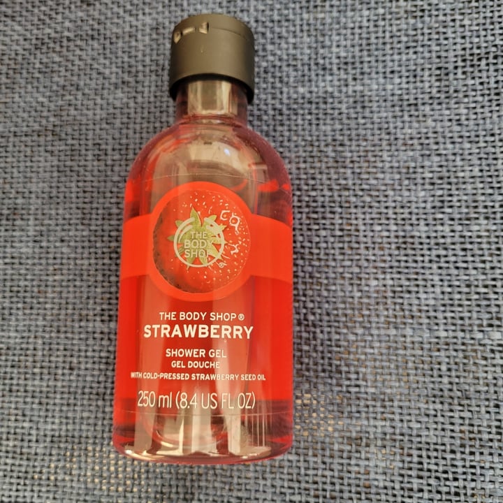 photo of The Body Shop shower gel strawberry shared by @dricamoniz on  11 May 2022 - review