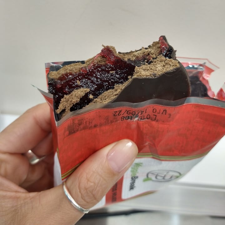 photo of Veggie Break Alfajor Vegano Relleno De Frutos Rojos shared by @marianveg on  21 Jul 2022 - review