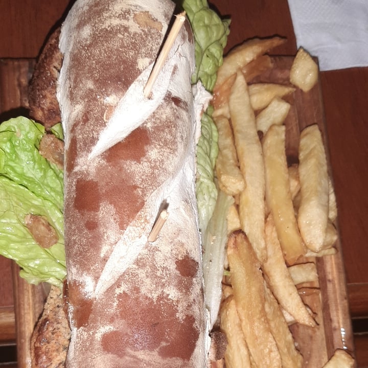 review photo of Beer Bros Sándwich De Mila De Seitán Con Papas shared by @moritaveggie on 08 Jul 2021 - review