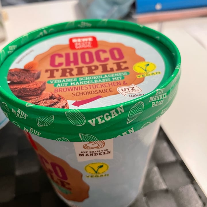 photo of REWE Beste Wahl Choco Triple Ice cream shared by @vale95 on  18 Mar 2022 - review