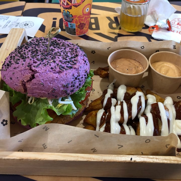 photo of Flower Burger Cherry Bomb shared by @gioririz on  07 Nov 2022 - review