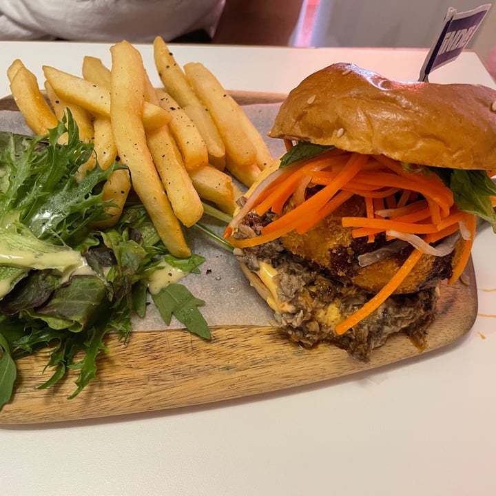 photo of Privé Robertson Quay Sweet & Sticky Panko-Crusted TiNDLE™ Burger shared by @amarchese on  21 Mar 2021 - review