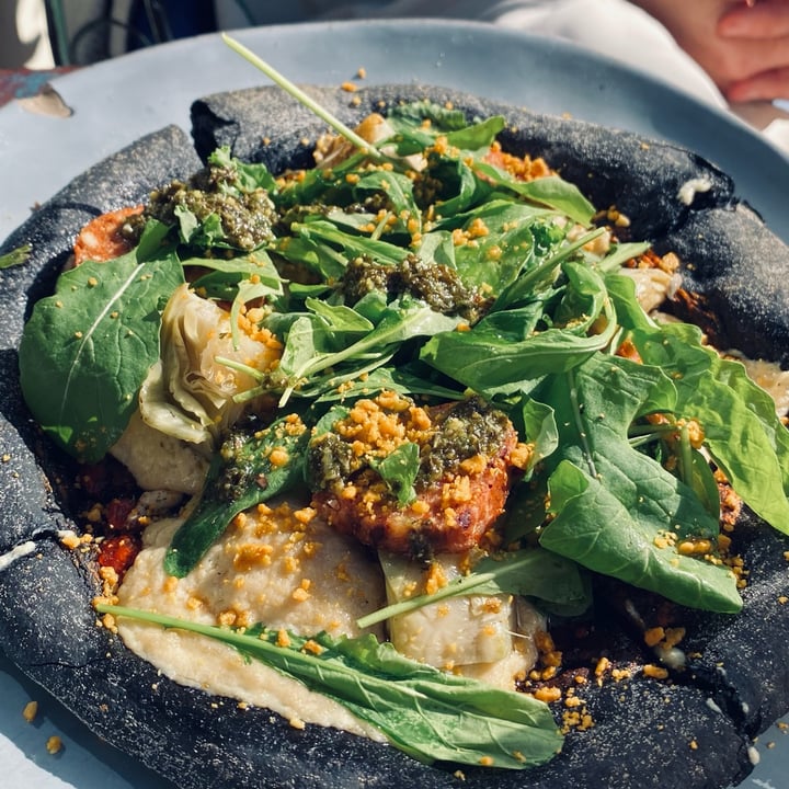 photo of Hierbabuena Black Pizza Con Queso Vegano Y Rucula shared by @camilat on  28 Aug 2022 - review