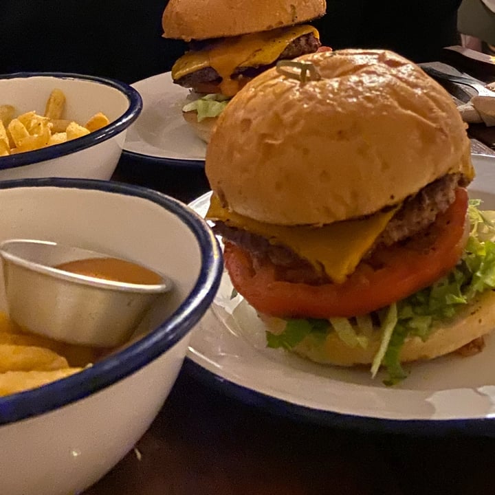 photo of Vegan Junkies Beyond Cheese Burger shared by @chiarars on  02 Dec 2021 - review