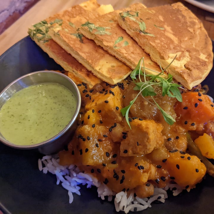 photo of Lola Rosa Café Hemp Burger and sweet potato curry shared by @sukinow on  24 Mar 2022 - review