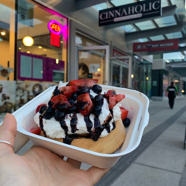 photo of Cinnaholic Fruit Explosion Cinnamon Bun shared by @xtinababs on  03 Aug 2020 - review