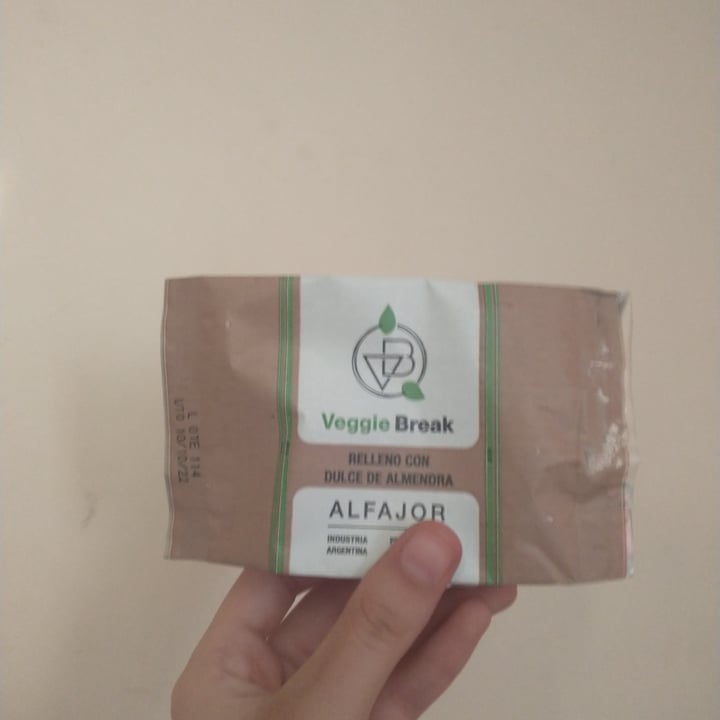 photo of Veggie Break Alfajor rellano con dulce de almendra shared by @sofihourcade on  05 Nov 2022 - review