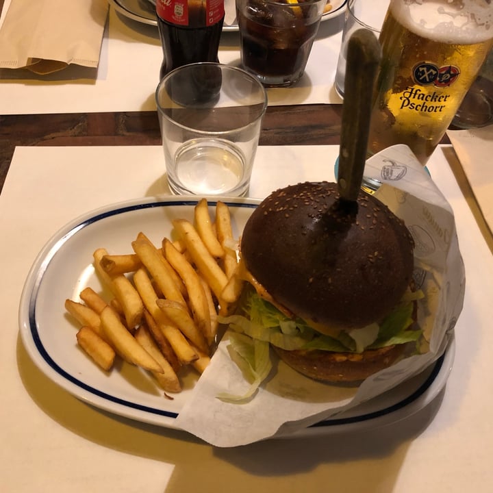 photo of Nessie Pub Cheeseburger Veg shared by @luciapaladini on  28 Sep 2022 - review