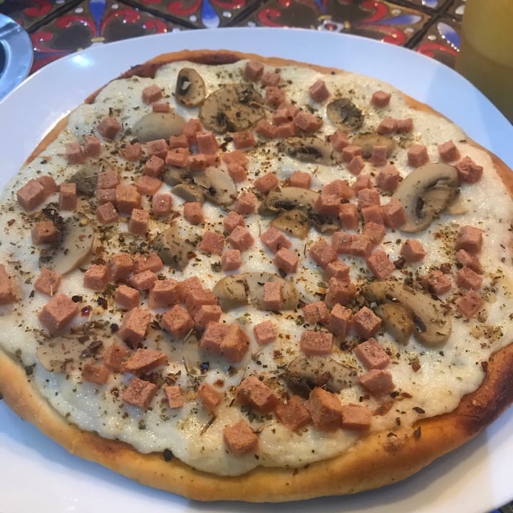 photo of OM - Vegan Coffe Shop & Beer Pizza de champiñones con jamón shared by @azaivegana on  13 Dec 2020 - review