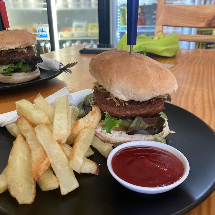 photo of Pure Café Beyond Burger shared by @ilonabierbooms on  31 May 2022 - review