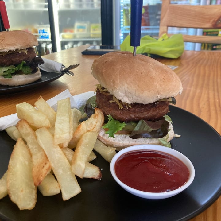 review photo of Pure Café Beyond Burger shared by @ilonabierbooms on 31 May 2022 - review