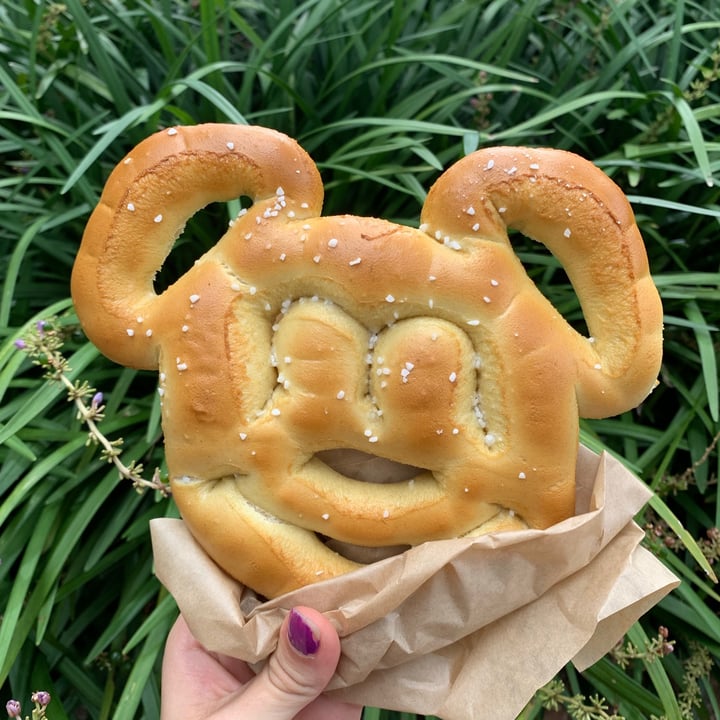 photo of Disneyland Park Mickey Mouse Pretzel shared by @celinaserenity on  21 Sep 2021 - review