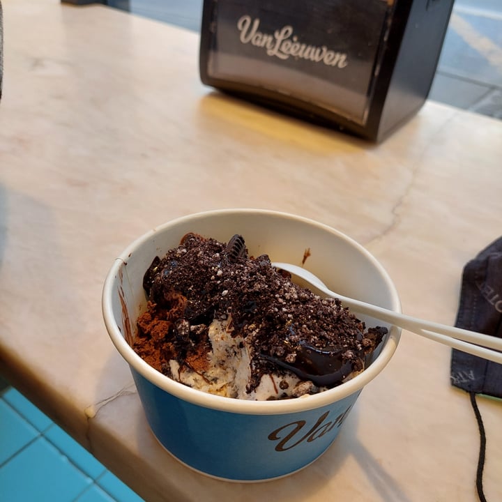 photo of Van Leeuwen Ice Cream Chocolate Fudge Brownie y Cookies and Cream shared by @ladylu on  15 Mar 2022 - review