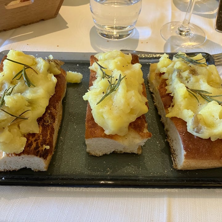 photo of Farm wooden spoon (Agriturismo il cucchiaio di legno) Focaccia Metodo Tesauro patate e rosmarino shared by @manuveg76 on  18 Sep 2022 - review