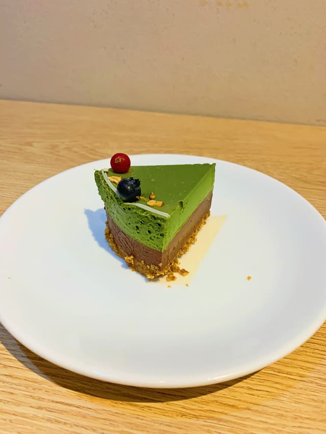 菜肴“Vegan matcha chocolate cheesecake”的照片