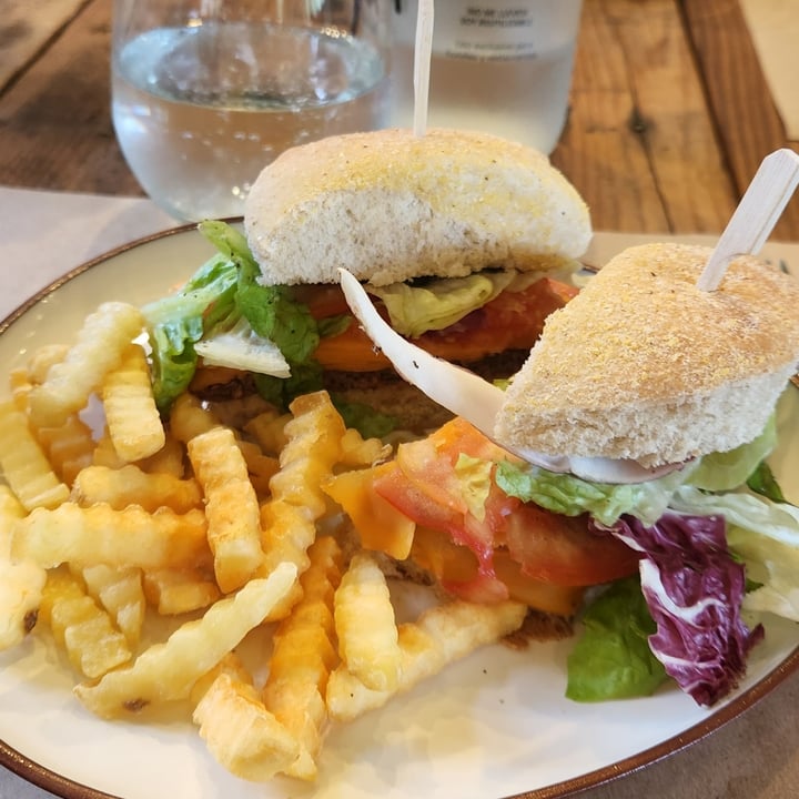 photo of Botanica Tienda&Atelier Burger Vegan shared by @ines1989 on  12 Aug 2022 - review