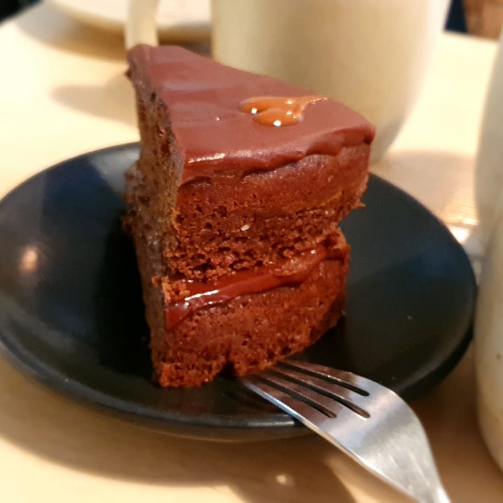 photo of Café Vegetal Pastel de chocolate con crema de almendra casera shared by @bernardini96 on  25 Jun 2022 - review