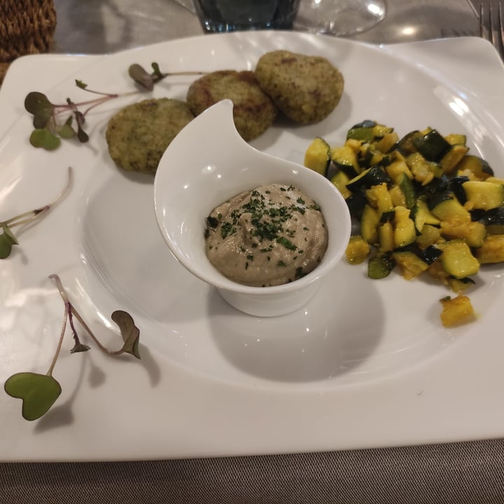 review photo of Ristorante Vegano Biologico La Lanterna antipasti, bis di primi e dolce shared by @flabellina on 18 Jun 2022 - review