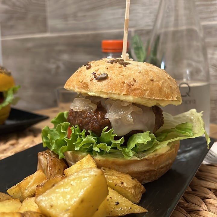 photo of ...IDEM CON PATATE Panino burger Beyond meat shared by @ljuba on  10 Jul 2022 - review