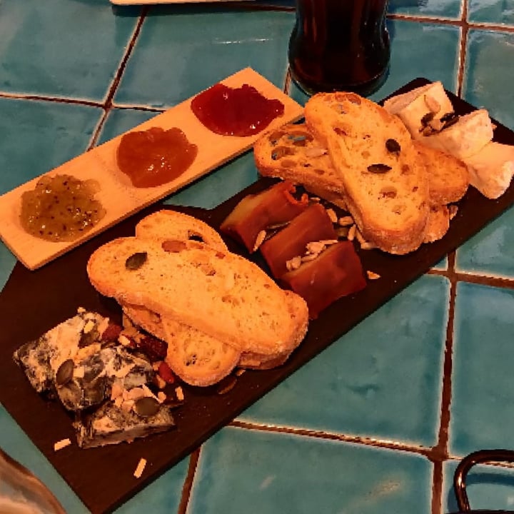 photo of Chez Kessler Tabla de quesos veganos shared by @bernat on  27 Feb 2022 - review
