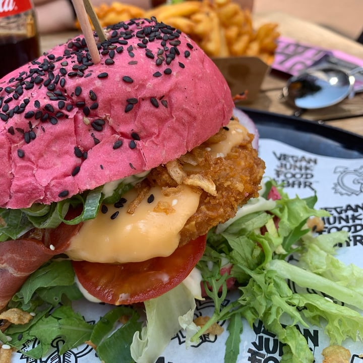 review photo of Vegan Junk Food Bar Daddy Mc Chik’N burger shared by @plantbasedhippie on 09 Aug 2020 - review