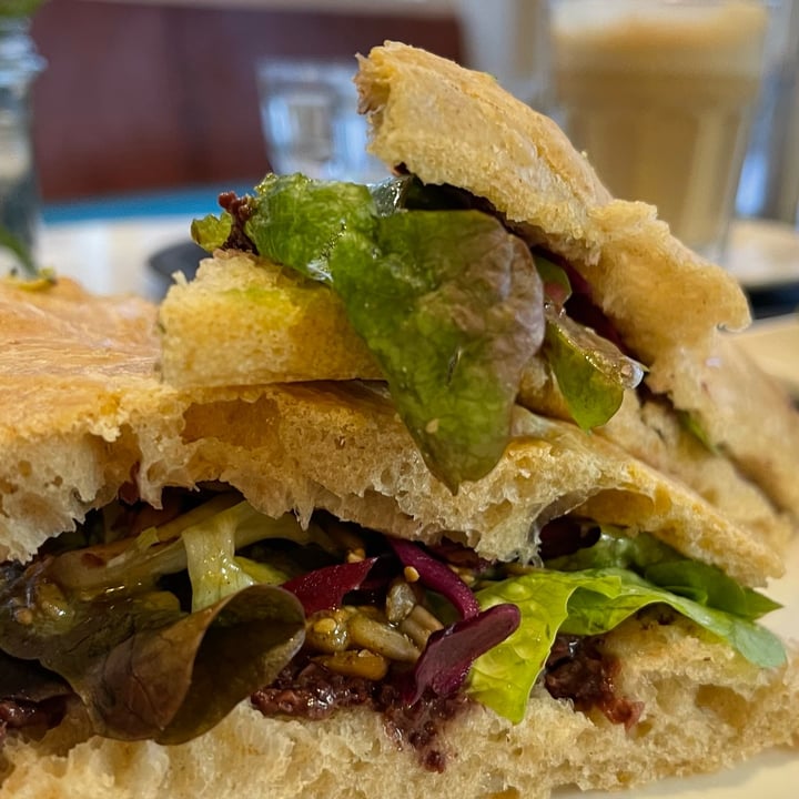 photo of De Keuken van KEEK Vegan kalamata olive tapenade focaccia shared by @sruthiraman on  12 Dec 2021 - review