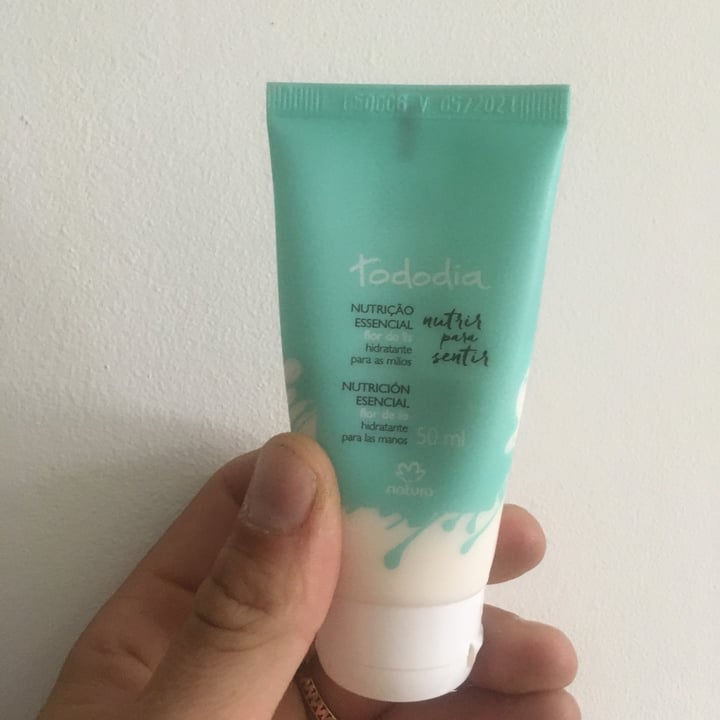 photo of Natura Crema de manos Flor de lis shared by @tatojeanney on  08 Dec 2021 - review