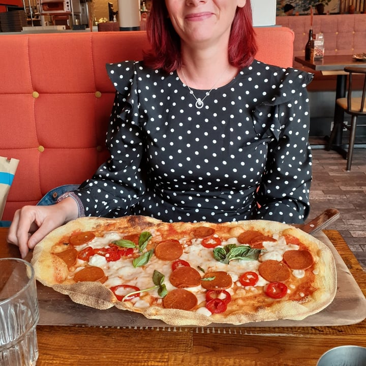 photo of Zizzi hot and spicy jackfruit Pepperoni vegan pizza shared by @lucylou77 on  19 Sep 2022 - review