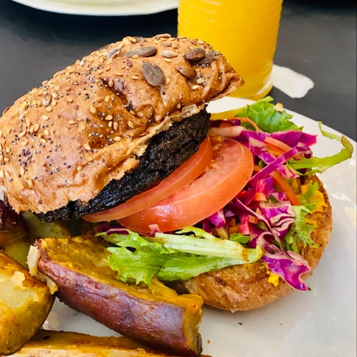photo of Lexi's Healthy Eatery Charcoal Burger shared by @ilizemarais on  06 Aug 2021 - review